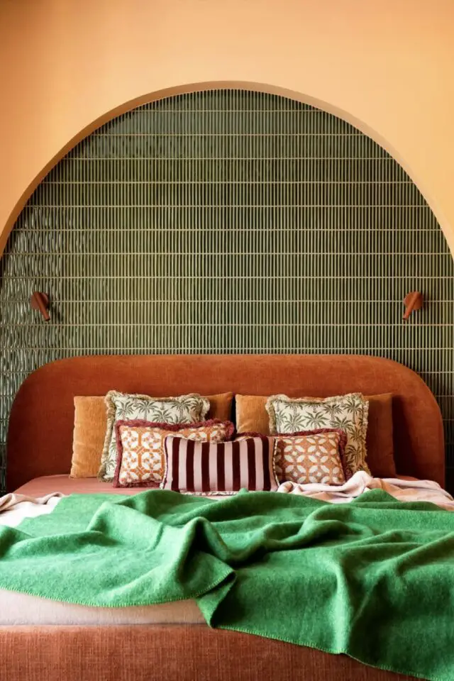 chambre adulte design arche murale revêtement effet tessel de carrelage vert tête de lit en velours terracotta ambiance earthy moderne association couleurs et matériaux chambre adulte design arche murale revêtement effet tessel de carrelage vert tête de lit en velours terracotta ambiance earthy moderne association couleurs et matériaux