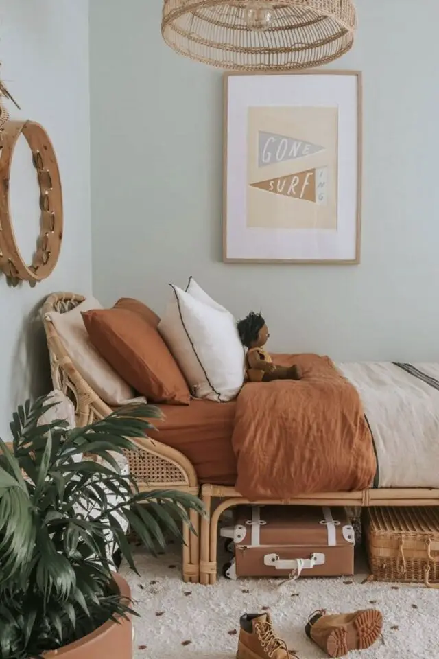 décoration chambre d'enfant coloré mur vert clair céladon linge de lit terracotta ambiance mixte et neutre chaleureuse décoration chambre d'enfant coloré mur vert clair céladon linge de lit terracotta ambiance mixte et neutre chaleureuse