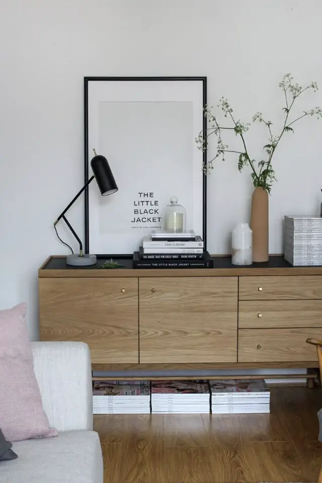 Home staging idée mise en scène décoration buffet neutre mais chaleureuses accessoires déco lampe à poser cadre livres bougies vases Home staging idée mise en scène décoration buffet neutre mais chaleureuses accessoires déco lampe à poser cadre livres bougies vases