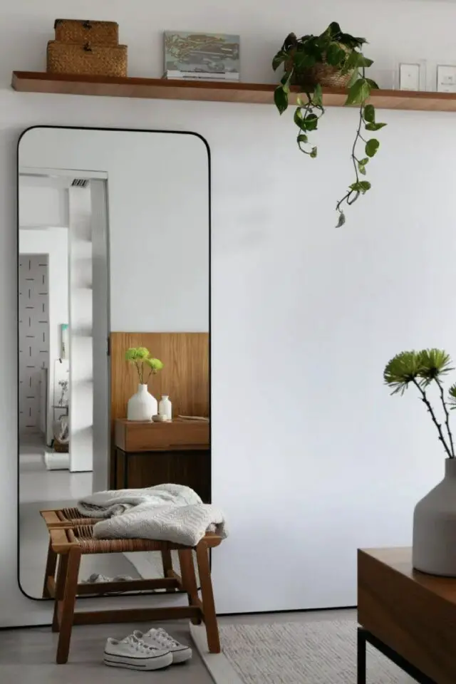 décoration chambre parentale moderne et minimaliste miroir rectangulaire encadrement fin noir étagère murale bois foncé décoration chambre parentale moderne et minimaliste miroir rectangulaire encadrement fin noir étagère murale bois foncé