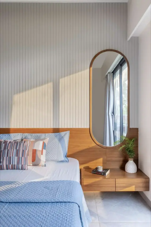 miroir ovale chic et moderne accroché au mur au dessus de la table de chevet déco murale chambre adulte contemporaine miroir ovale chic et moderne accroché au mur au dessus de la table de chevet déco murale chambre adulte contemporaine