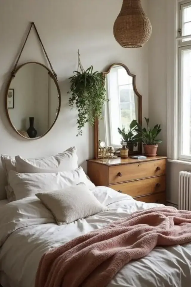 miroir rond au dessus du lit miroir ancien posé au dessus d'une commode en bois petite chambre adulte miroir rond au dessus du lit miroir ancien posé au dessus d'une commode en bois petite chambre adulte