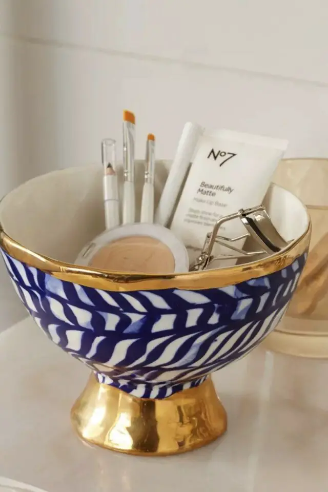idée simple pour ranger maquillage quotidien bol décoratif posé sur le meuble vasque 