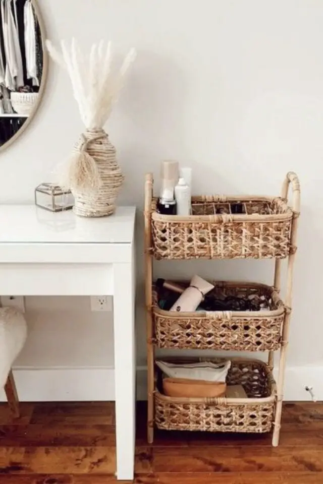 maquillage rangement et organisation petite desserte en rotin plusieurs paniers en étage pratique pour une petite salle de bain ou petite chambre 