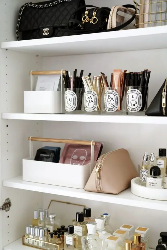 rangement et organisation maquillage intérieur placard de salle de bain tablette étagère accessoire pratique pot boite et plateau 