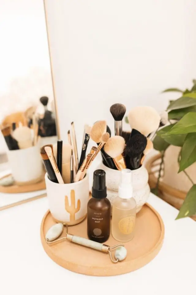idée facile pour ranger et organiser maquillage quotidien petit plateau en bois pot en céramique à poser sur le plan vasque ou la coiffeuse 