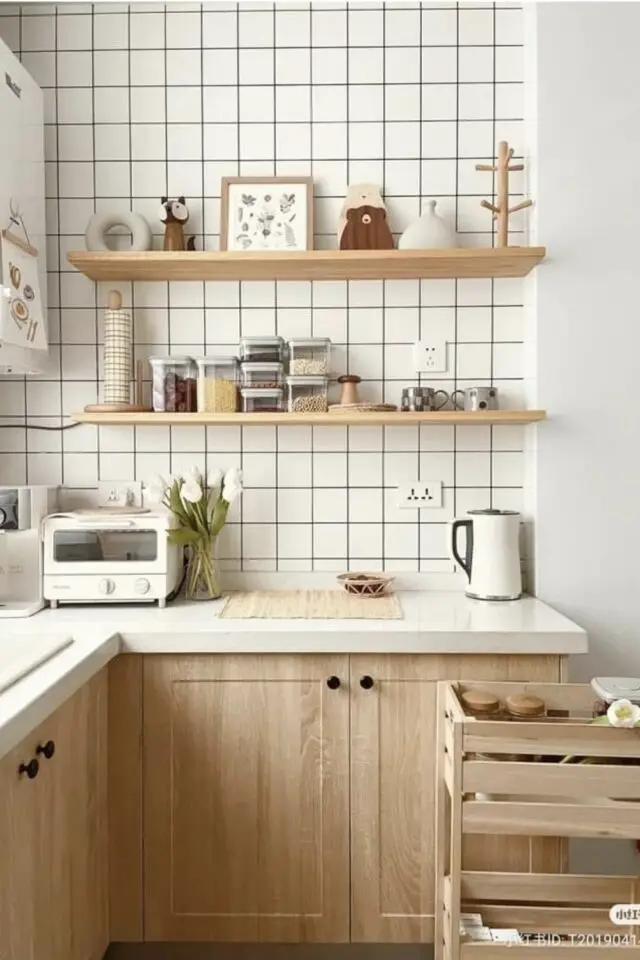 changer la cuisine projet rénovation de A à Z meuble bois moderne carrelage mural crédence jusqu'au plafond étagères murales 