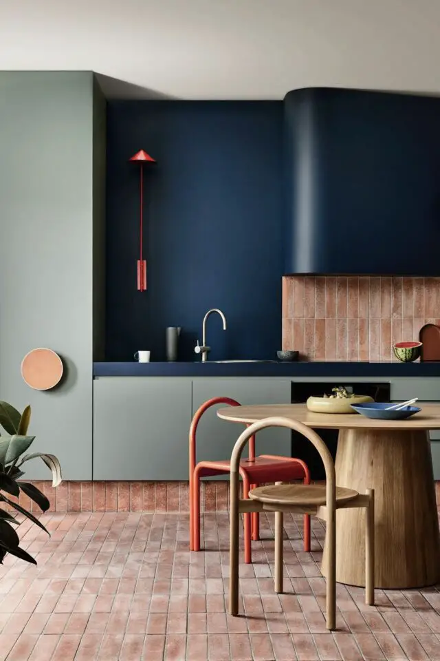 cuisine moderne et design couleur vert sauge mur bleu nuit hotte arrondie noir 