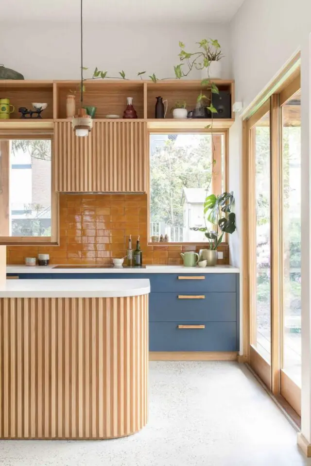 cuisine moderne et élégante projet rénovation espace de A à Z pièce lumineuse mobilier moderne bois et bleu îlot central bois texturé 