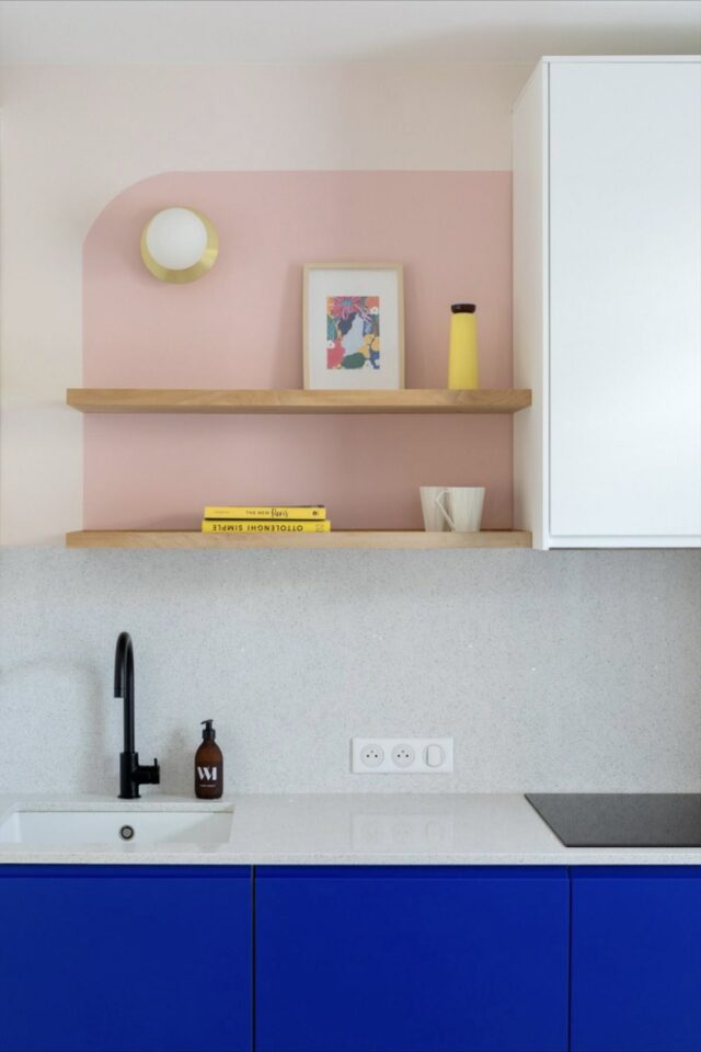 meuble de cuisine bleu électrique caisson mural blanc détail peinture original rose mise en valeur des étagères idée à copier rénovation 