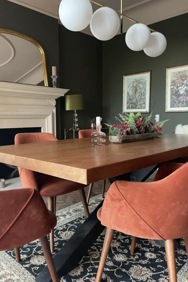 fauteuil en velours effet suédine autour d'une grande table de salle à manger en bois fauteuil en velours effet suédine autour d'une grande table de salle à manger en bois