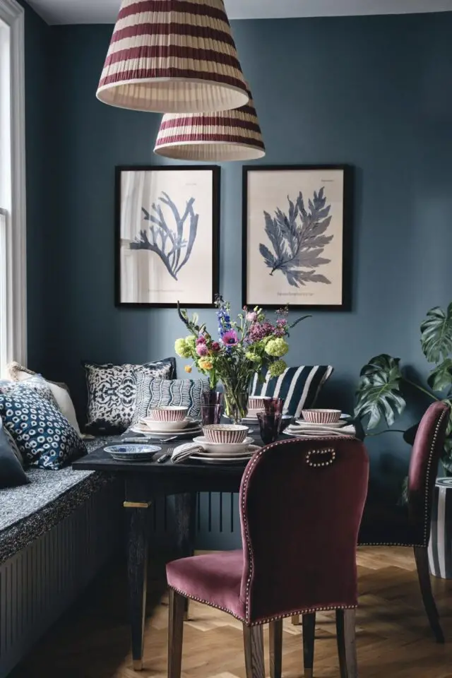 coin repas avec petite table carrée chaises en velours prune élégantes banquette coin repas avec petite table carrée chaises en velours prune élégantes banquette