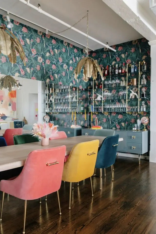 salle à manger idée déco chaise en velours même modèle couleur différente rose bleu jaune mur papier peint floral salle à manger idée déco chaise en velours même modèle couleur différente rose bleu jaune mur papier peint floral