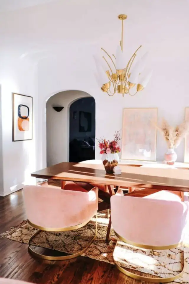 salle à manger élégante et féminine avec des fauteuils en velours rose et piètement laiton salle à manger élégante et féminine avec des fauteuils en velours rose et piètement laiton