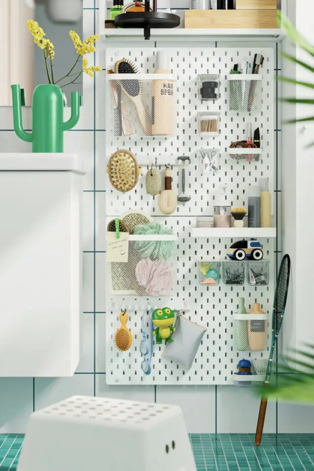 rangement mural salle de bain modulable pegboard panneau perforé simple et pas cher avec accessoires pratique IKEA 