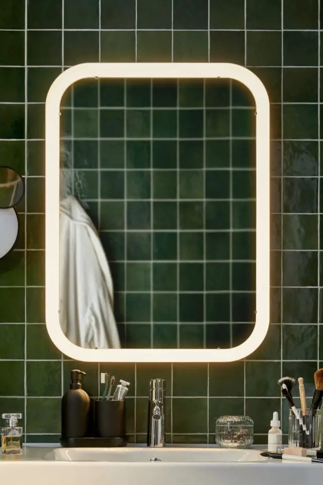 décoration murale salle de bain miroir avec éclairage LED intégré angles adoucis forme moderne et simple IKEA 