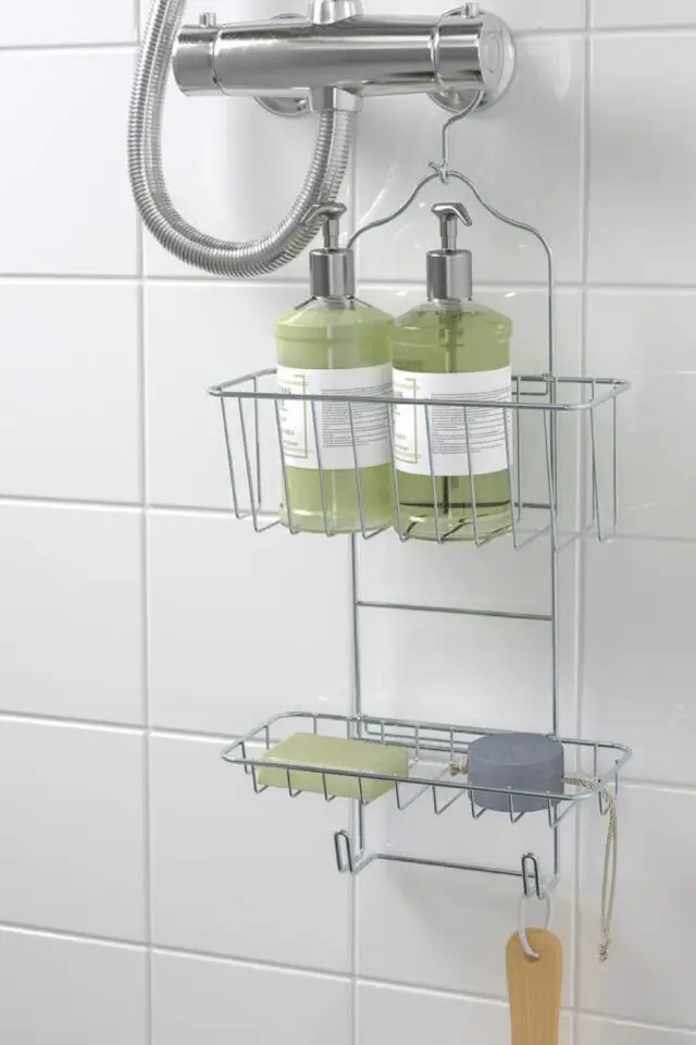 rangement sans perçage pour la douche en métal IKEA idée pas cher pour suspendre les flacons de gel douche et savon 