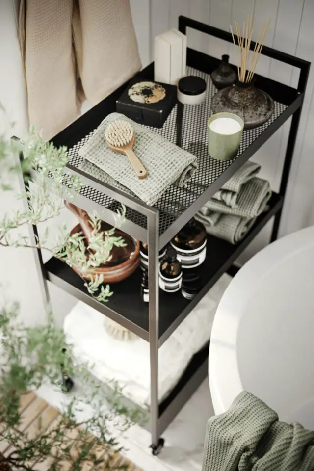 Desserte de salle de bain en métal noir élégant et simple ambiance spa facile à copier idée IKEA 