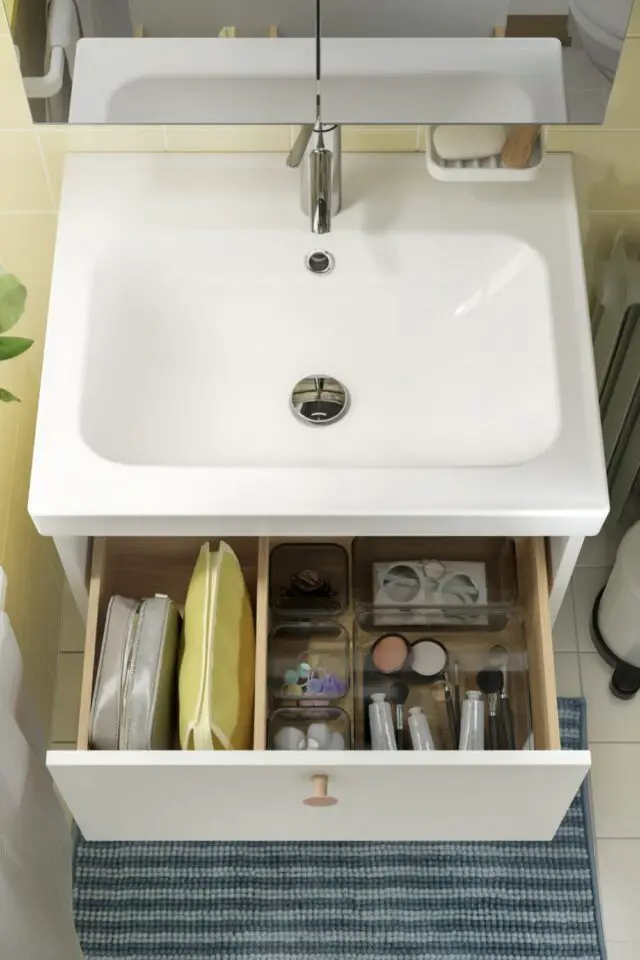 petit tiroir de salle de bain rangement organisation boites transparentes avec couvercle idée facile à copier espace fonctionnel 