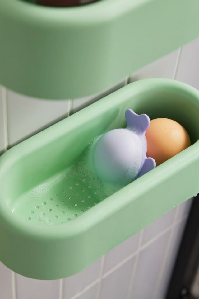 salle de bain familiale solution pour ranger les jouets du bain IKEA petit panier à ventouse à accrocher au mur formes et couleur ludiques 