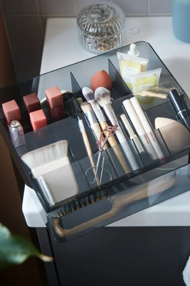 salle de bain pratique IKEA boite de rangement transparente organiseur maquillage pas cher 