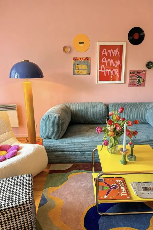 petite salon moderne et coloré réussir éclairage lampadaire design 