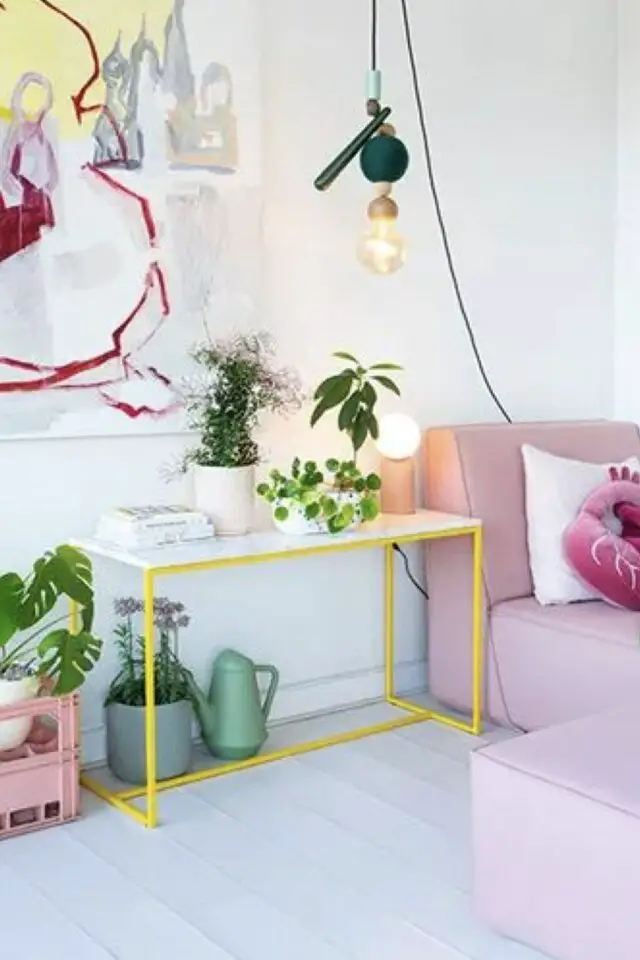 salon moderne éclairage baladeuse design à suspendre petite lampe à poser minimaliste avec globe en opaline 