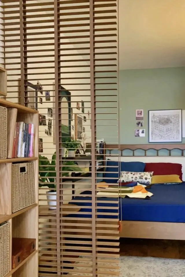 petit claustra bois moderne pour structurer espace chambre dans un studio petit claustra bois moderne pour structurer espace chambre dans un studio