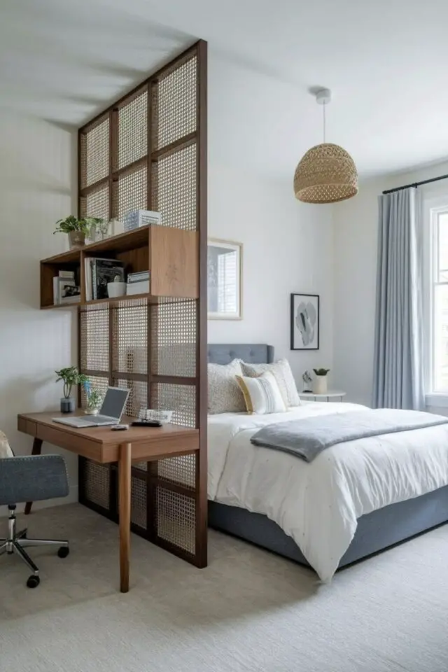 claustra intérieur bois avec étagère murale pour créer un espace bureau séparé de l'espace lit aménagement chambre adulte claustra intérieur bois avec étagère murale pour créer un espace bureau séparé de l'espace lit aménagement chambre adulte
