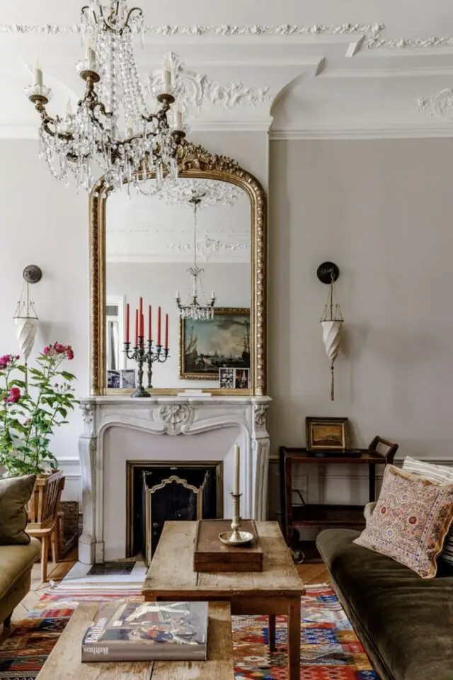 ambiance classique chic style déco salon appartement parisien cheminée miroir ancien moulure plafond ambiance classique chic style déco salon appartement parisien cheminée miroir ancien moulure plafond