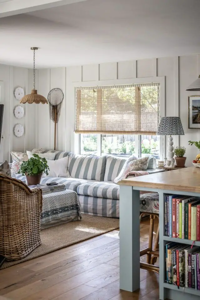 style déco salon séjour voyage bord de mer maison de plage mur blanc canapé rayures bleues et blanches vacances style déco salon séjour voyage bord de mer maison de plage mur blanc canapé rayures bleues et blanches vacances