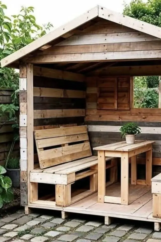 aménagement jardin DIY bricolage abri en palettes avec fenêtre banc et table 