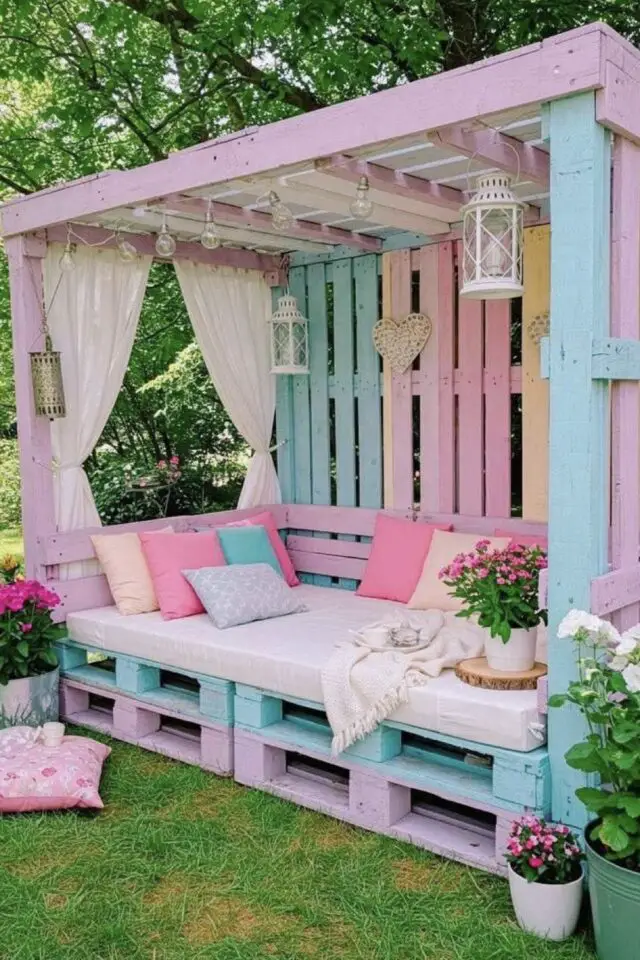 abri jardin original en palettes peinture couleur pastel bleu rose violet jaune banquette coussin rideaux 