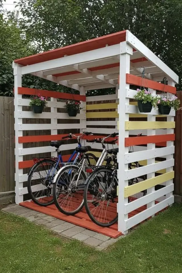 abri à vélo en bois de palettes bricolage aménagement jardin DIY 