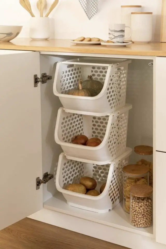 idée facile à copier pour organiser placard de cuisine bac en plastique à superposer rangement pomme de terre aliments idée facile à copier pour organiser placard de cuisine bac en plastique à superposer rangement pomme de terre aliments