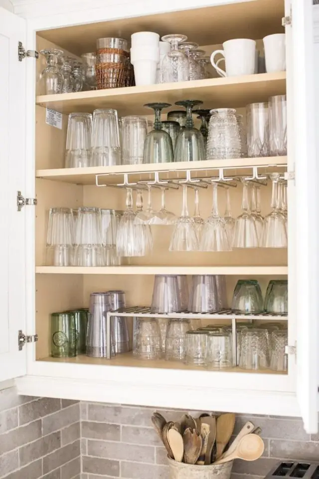 rangement et organisation placard meuble mural cuisine accessoires pour suspendre les verres à pieds rangement et organisation placard meuble mural cuisine accessoires pour suspendre les verres à pieds