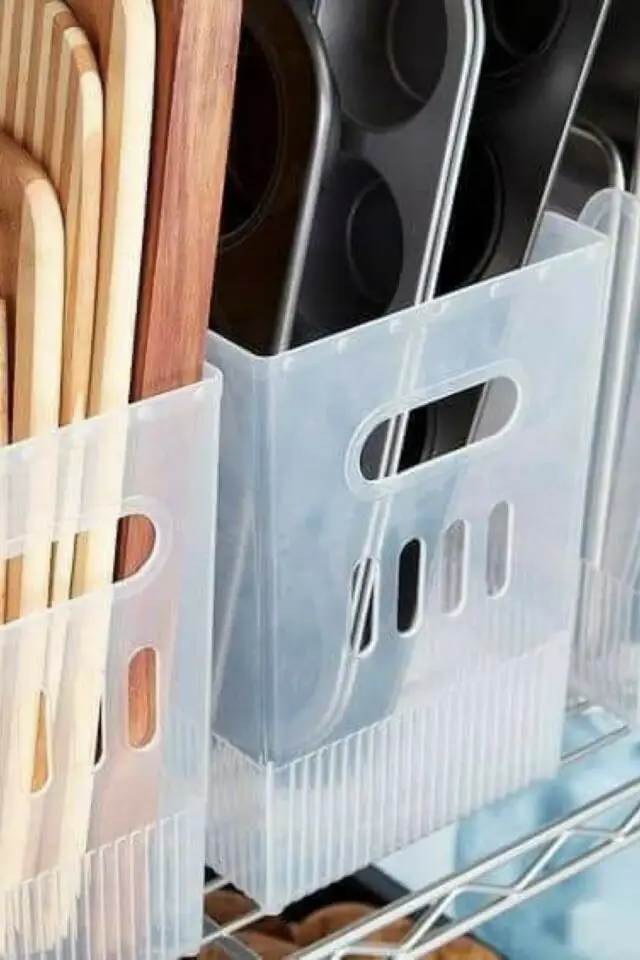 organisation armoire de cuisine détournement objet bac de rangement en plastique pour magazine rangement planches à découper plats four organisation armoire de cuisine détournement objet bac de rangement en plastique pour magazine rangement planches à découper plats four