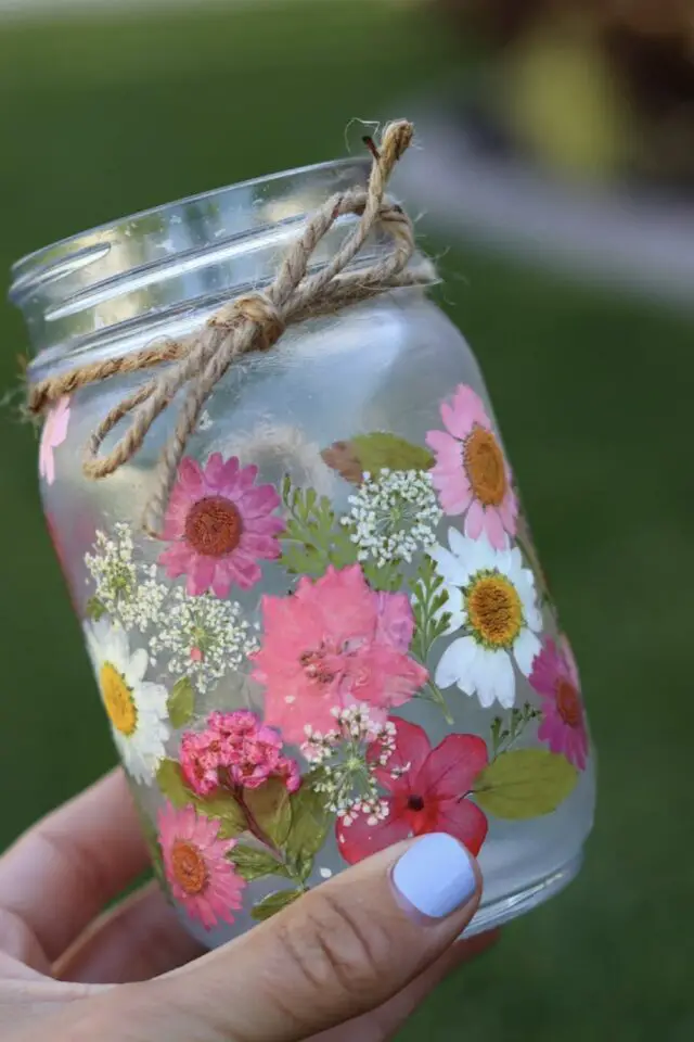 idée bricolage été récup bocal en verre customisé avec des fleurs pressées activité manuelle adulte idée bricolage été récup bocal en verre customisé avec des fleurs pressées activité manuelle adulte
