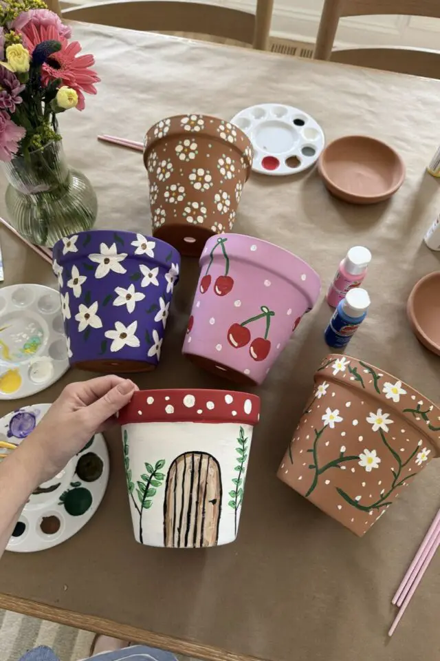 relooker pots de fleurs en terre cuite avec de la peinture idée facile à copier activité manuelle adulte pour l'été relooker pots de fleurs en terre cuite avec de la peinture idée facile à copier activité manuelle adulte pour l'été