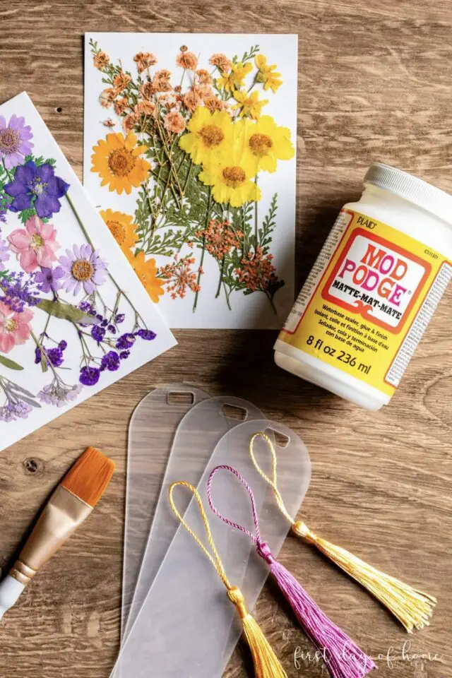 fabriquer soi-même carte à envoyer l'été papier et fleurs pressées idée à copier projet DIY adulte fabriquer soi-même carte à envoyer l'été papier et fleurs pressées idée à copier projet DIY adulte