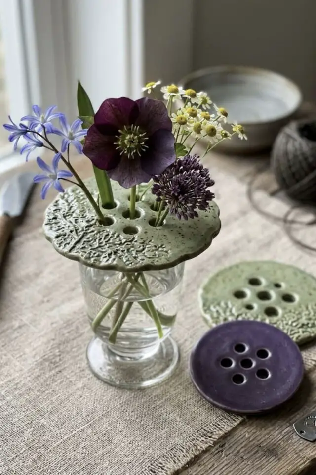 Idée bricolage déco support pour fleur à fabriquer soi-même en argile auto-durcissante DIY estival Idée bricolage déco support pour fleur à fabriquer soi-même en argile auto-durcissante DIY estival