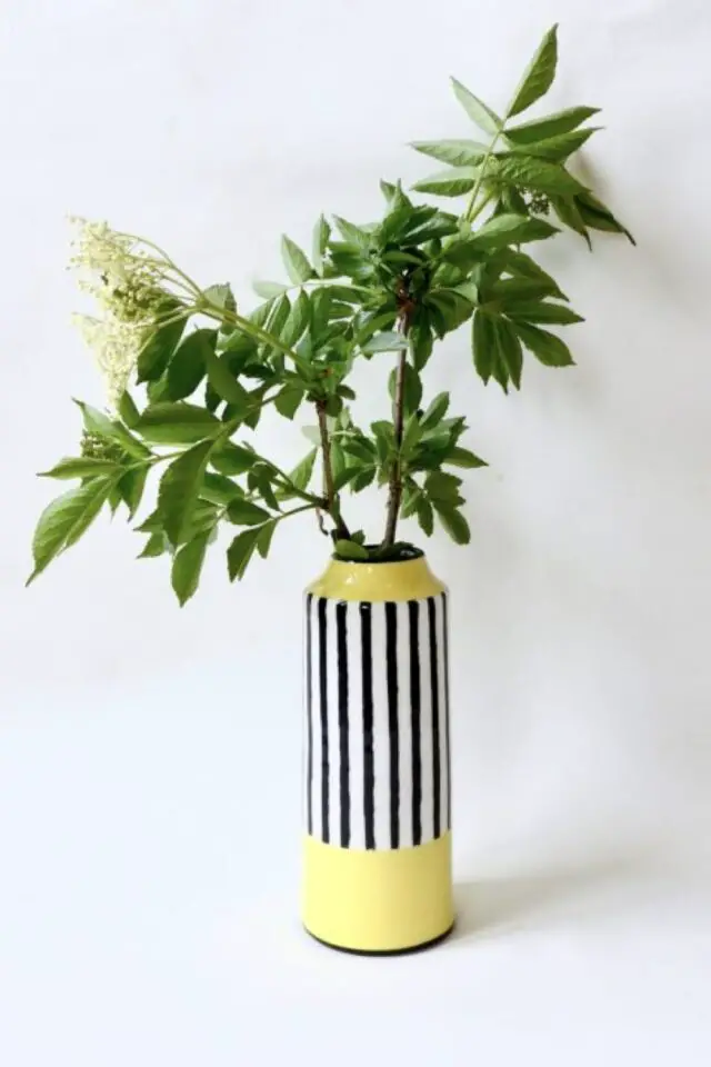 joli vase moderne en céramique artisanale rayures blanc et noir détail jaune joli vase moderne en céramique artisanale rayures blanc et noir détail jaune