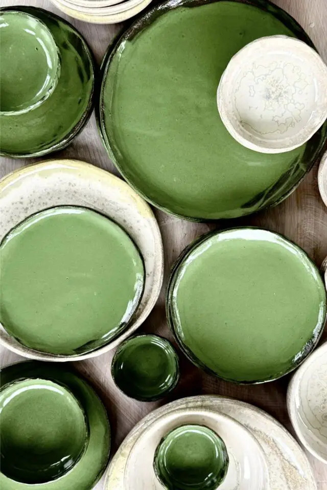 jolie vaisselle en céramique confectionnée à la main en France couleur naturelle et vert jolie vaisselle en céramique confectionnée à la main en France couleur naturelle et vert