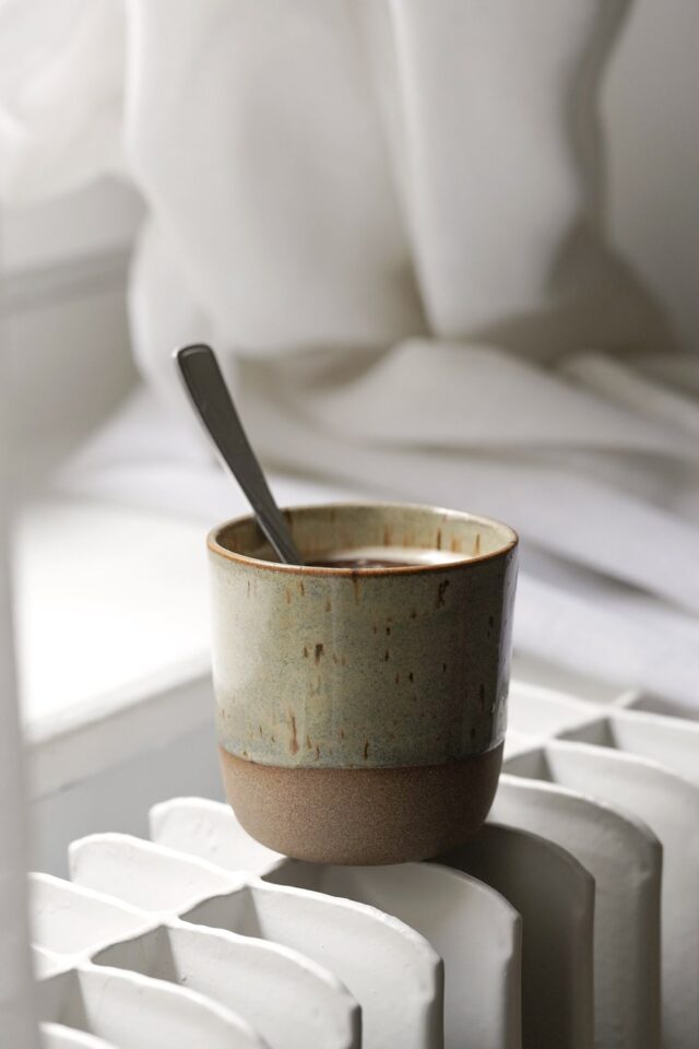 vaisselle tasse à café bicolore en céramique artisanale ambiance wabi-sabi chic et naturel vaisselle tasse à café bicolore en céramique artisanale ambiance wabi-sabi chic et naturel