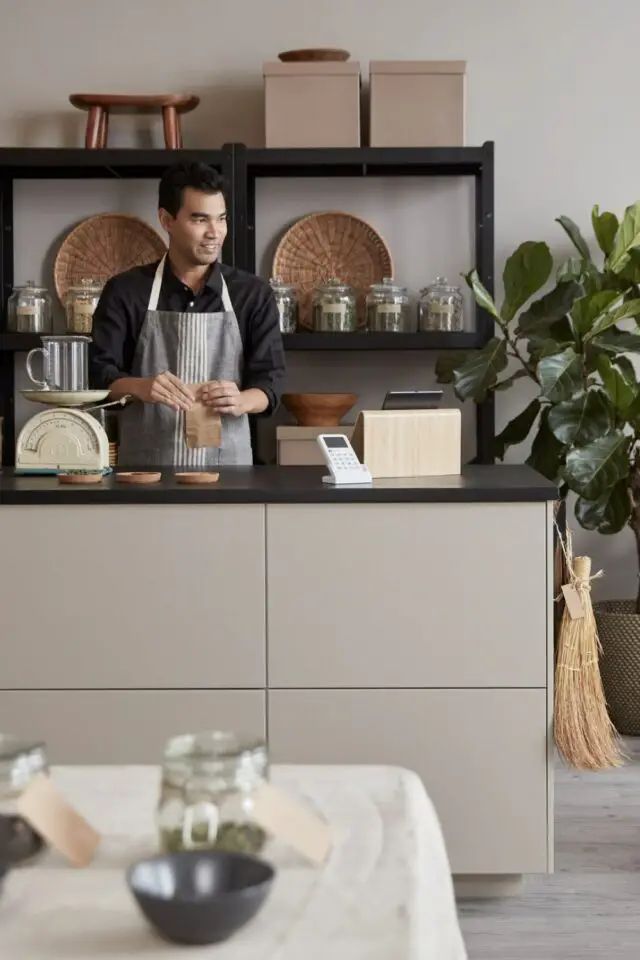couleur cuisine tendance 2026 beige chaleureux et noir espace ouvert sur la salle à manger couleur cuisine tendance 2026 beige chaleureux et noir espace ouvert sur la salle à manger