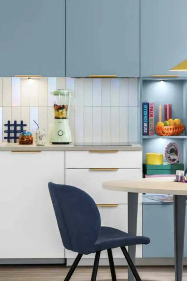 cuisine décoration moderne et intemporelle bicolore blanc et bleu petit espace ouvert cuisine décoration moderne et intemporelle bicolore blanc et bleu petit espace ouvert