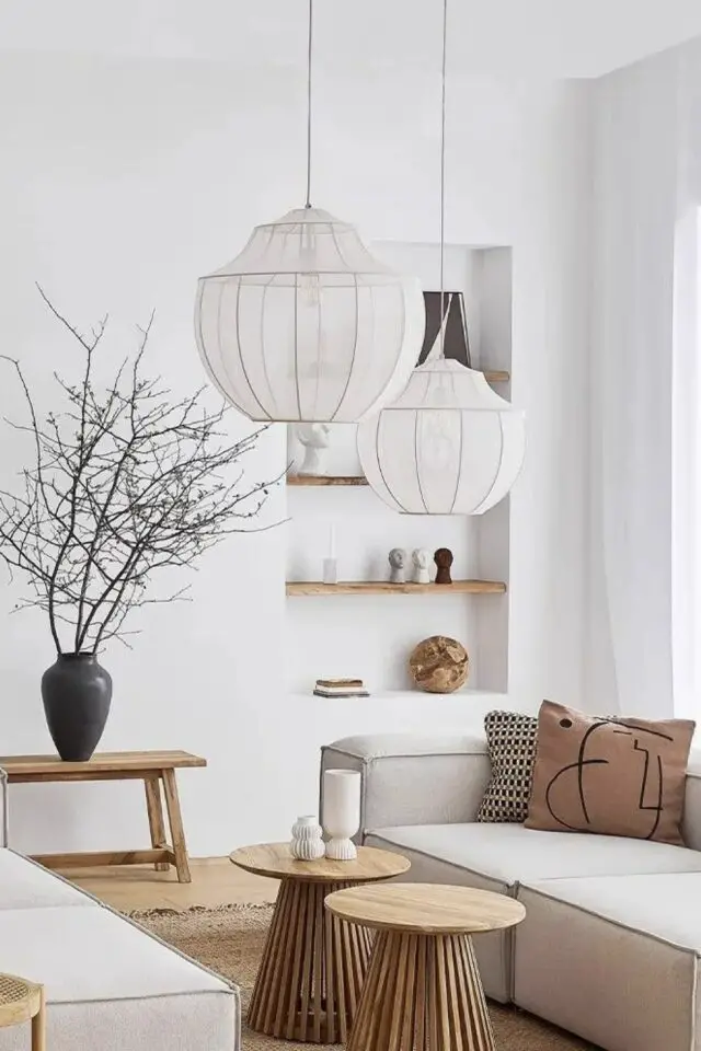 salon moderne mur blanc ambiance chaleureuse et simple utilisation du bois pour réchauffer l'atmosphère parquet banc étagère murale et tables basses avec pieds texturés salon moderne mur blanc ambiance chaleureuse et simple utilisation du bois pour réchauffer l'atmosphère parquet banc étagère murale et tables basses avec pieds texturés