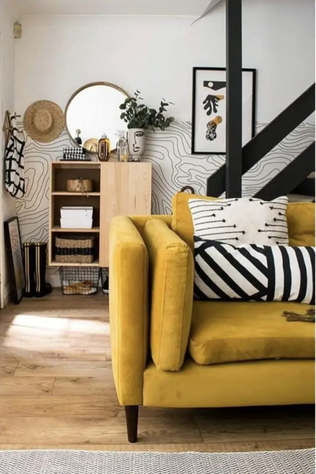 Décoration de salon à dominante blanche canapé jaune moderne pour réchauffer l'atmosphère coussin graphique noir et blanc Décoration de salon à dominante blanche canapé jaune moderne pour réchauffer l'atmosphère coussin graphique noir et blanc