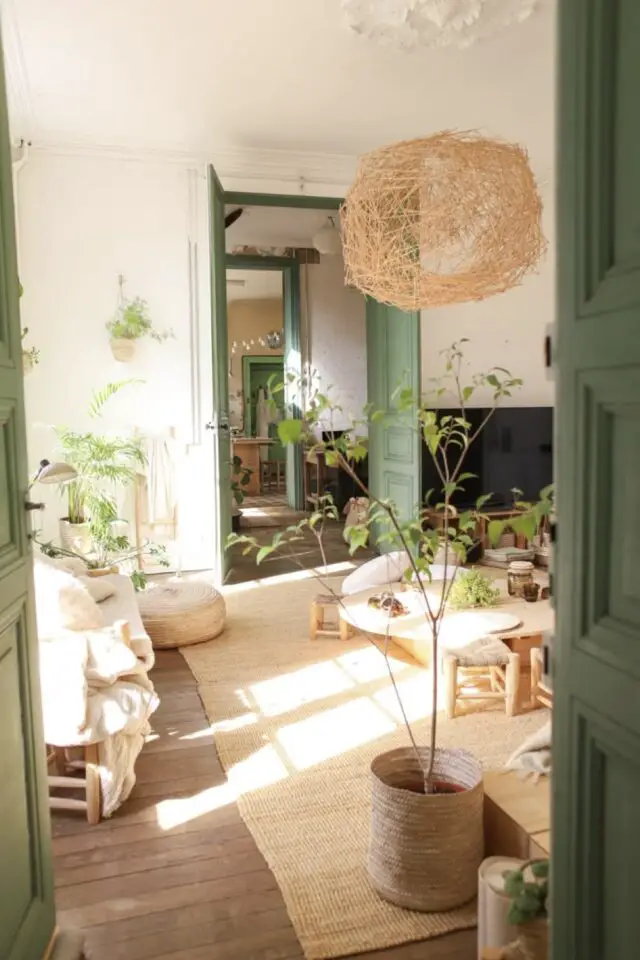 salon blanc atmosphère chaleureuse touche de vert sur les boiseries plantes d'intérieur suspension naturelle design salon blanc atmosphère chaleureuse touche de vert sur les boiseries plantes d'intérieur suspension naturelle design