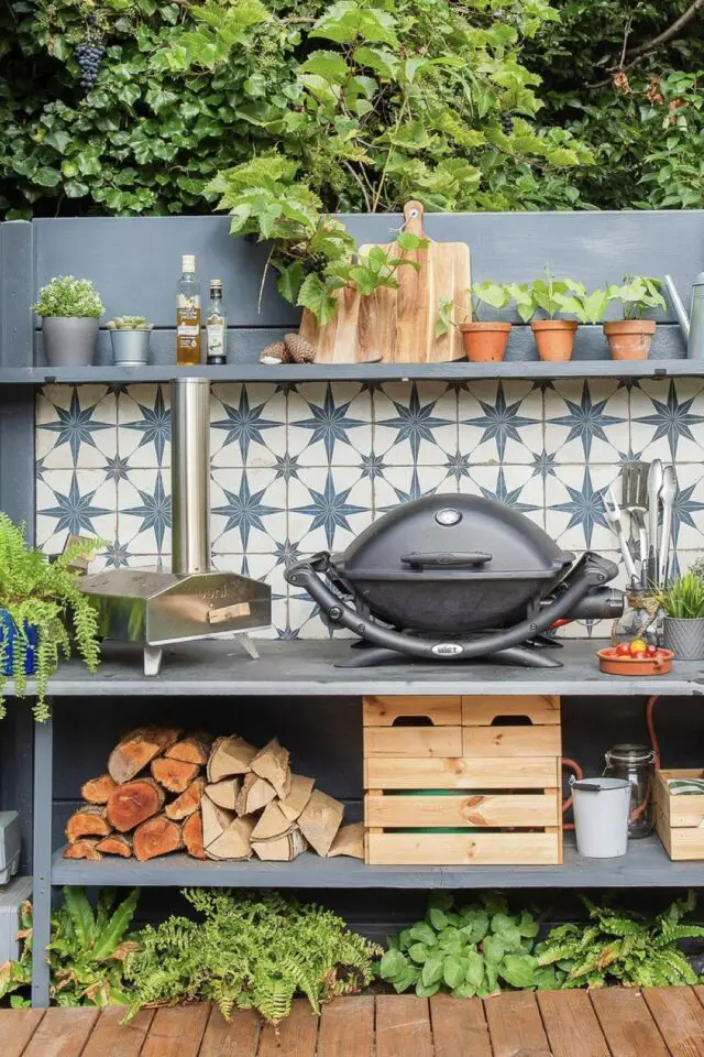 Beau coin barbecue posé sur plan de travail extérieur crédence carreaux de ciment espace pratique et multi-fonction Beau coin barbecue posé sur plan de travail extérieur crédence carreaux de ciment espace pratique et multi-fonction